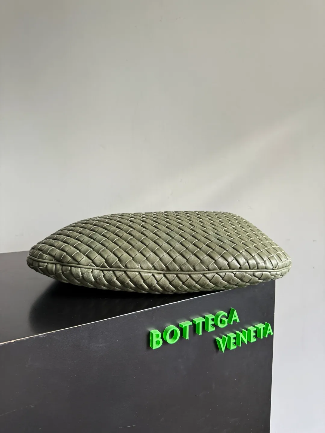 Batch 2120 BV Bottega Veneta's new early spring women's shoulder bag. The soft and delicate Hobo bag has been shipped! Many friends are waiting for this bag. It has a round shape and a large capacity. It can hold a 50-fold umbrella inside. Babies with a lot of daily items do not need to worry about the capacity of this bag. It is a practical bag for traveling and commuting. Although it is fluffy, it is soft and comfortable when carried on one shoulder. It has a modern and retro feel. Model No.: 856737 Size: 44*28*5cm